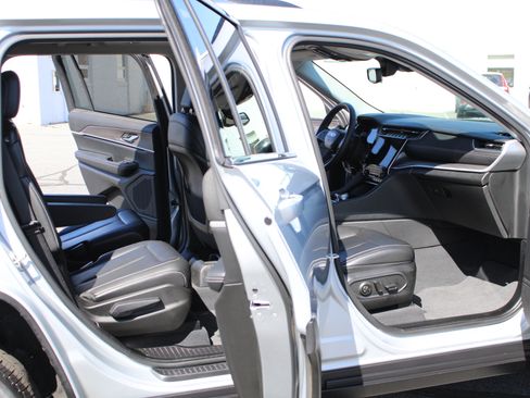 Used 2023 Jeep Grand Cherokee L Limited AWD/4WD image 16