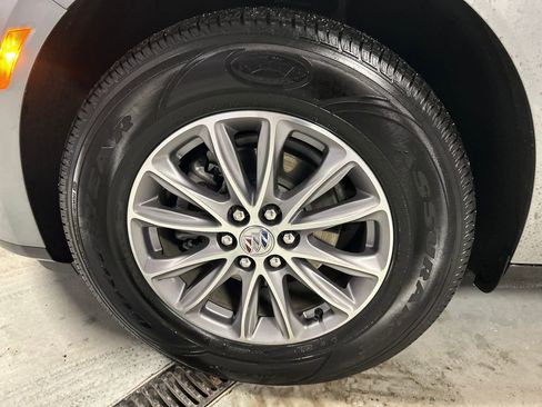 Used 2024 Buick Enclave Essence image 9