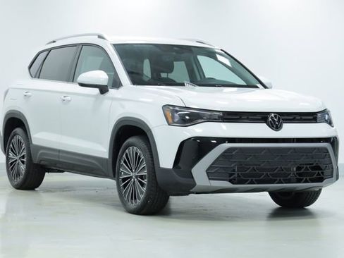 New 2026 Volkswagen Taos SE FWD image 3