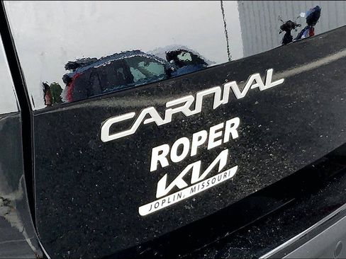 Used 2024 Kia Carnival LX FWD image 5