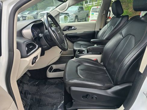 Used 2020 Chrysler Pacifica Touring-L FWD image 4
