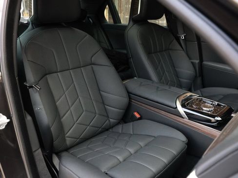 Used 2025 BMW i7 xDrive60 image 13