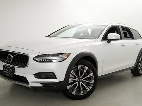 Certified 2025 Volvo V90 B6 Cross Country Plus AWD/4WD image 2