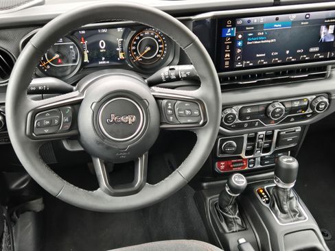 Used 2025 Jeep Wrangler Unlimited Rubicon AWD/4WD image 21