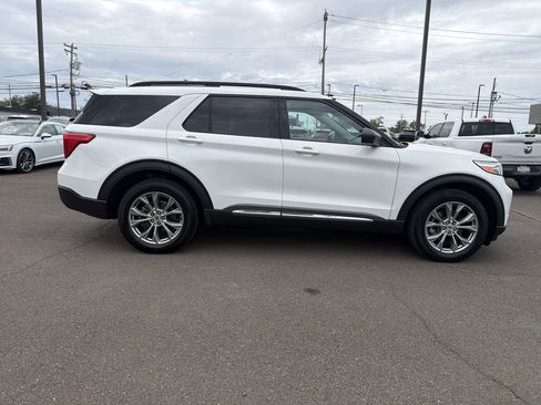 Used 2023 Ford Explorer XLT w/ Equipment Group 202A AWD/4WD image 4