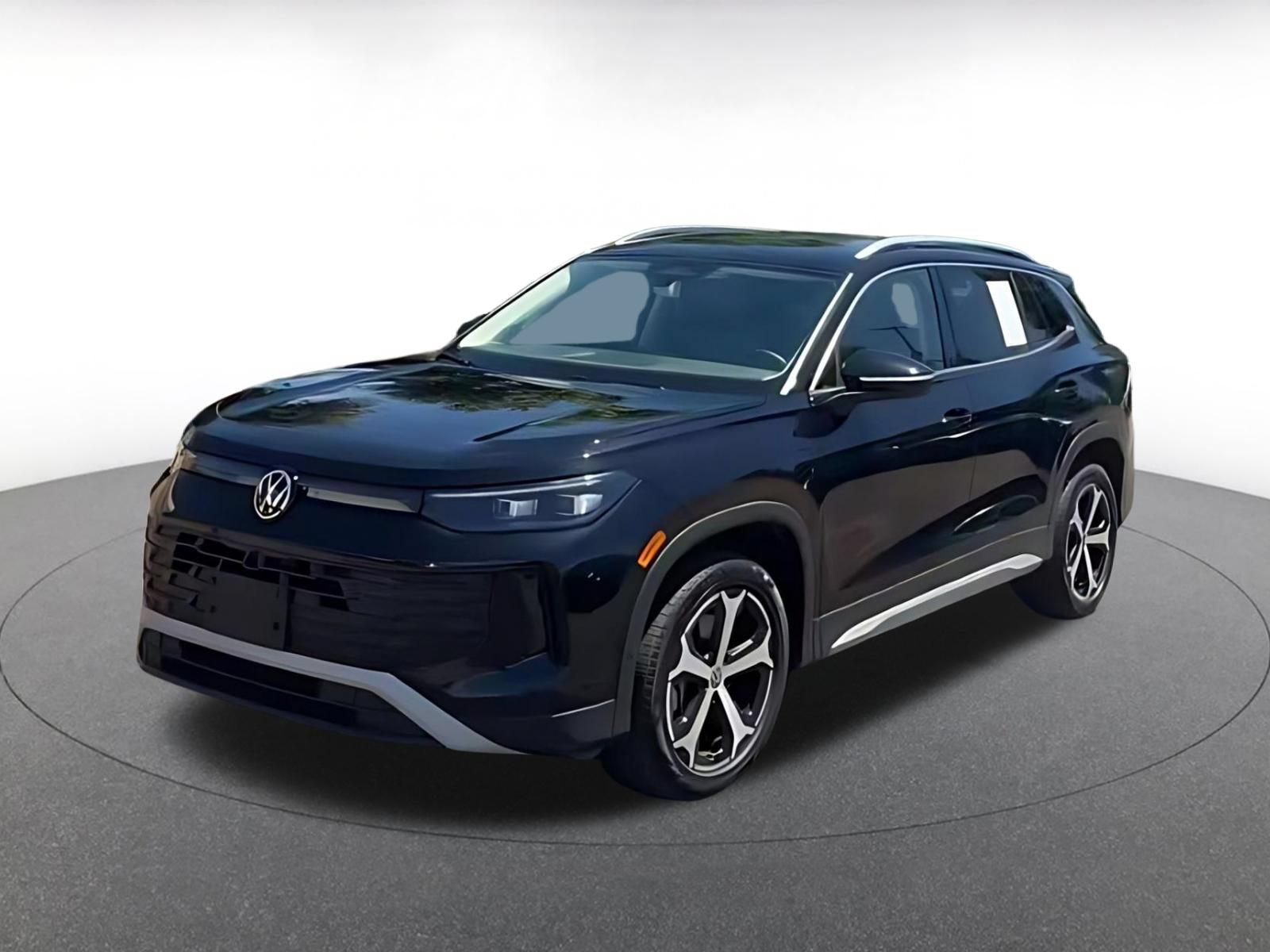 Used 2026 Volkswagen Tiguan SE AWD/4WD image 3
