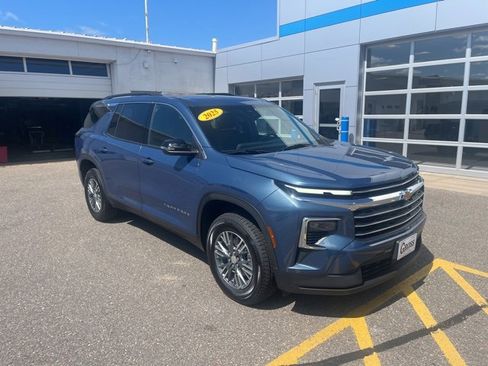 Used 2025 Chevrolet Traverse LT image 2