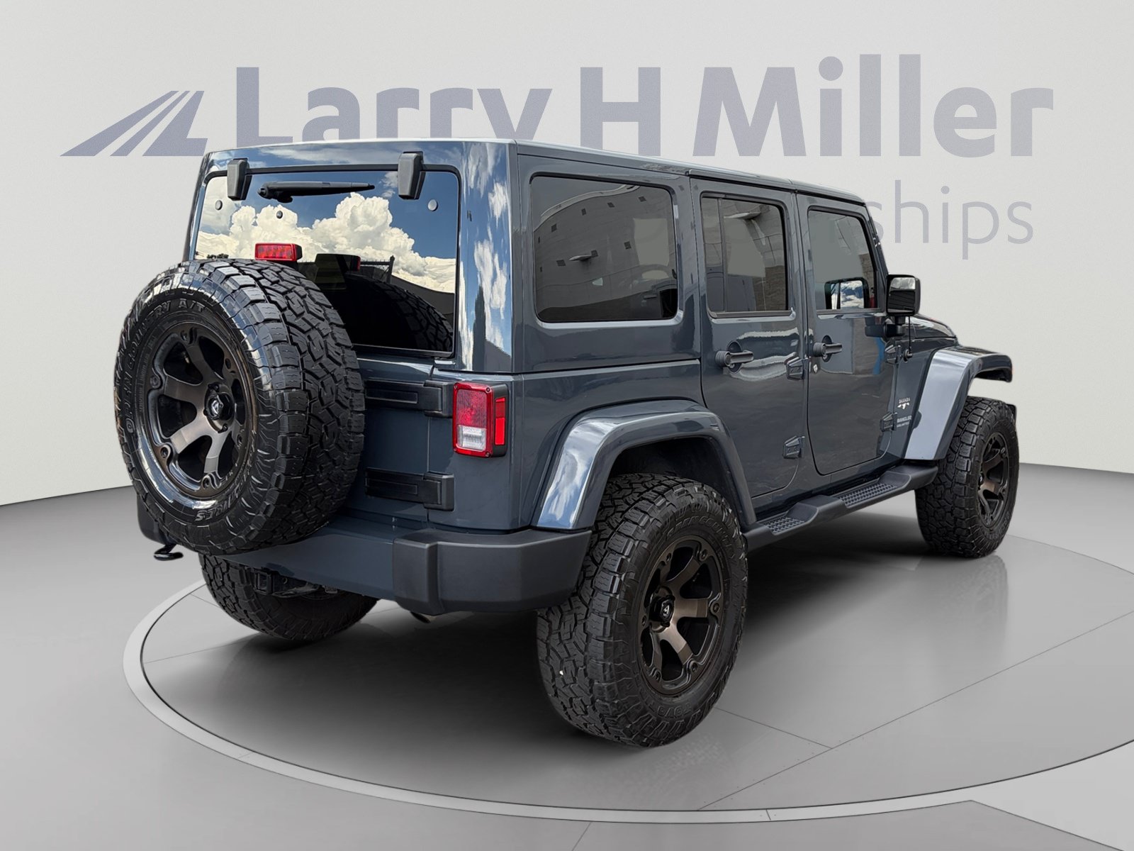 Used 2017 Jeep Wrangler Unlimited Sahara w/ Max Tow Package AWD/4WD image 5