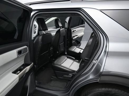 Used 2022 Ford Explorer XLT w/ Equipment Group 202A image 17