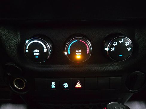 Used 2018 Jeep Wrangler Unlimited Sport w/ Connectivity Group AWD/4WD image 33