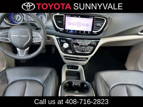 Used 2023 Chrysler Pacifica Touring-L image 4