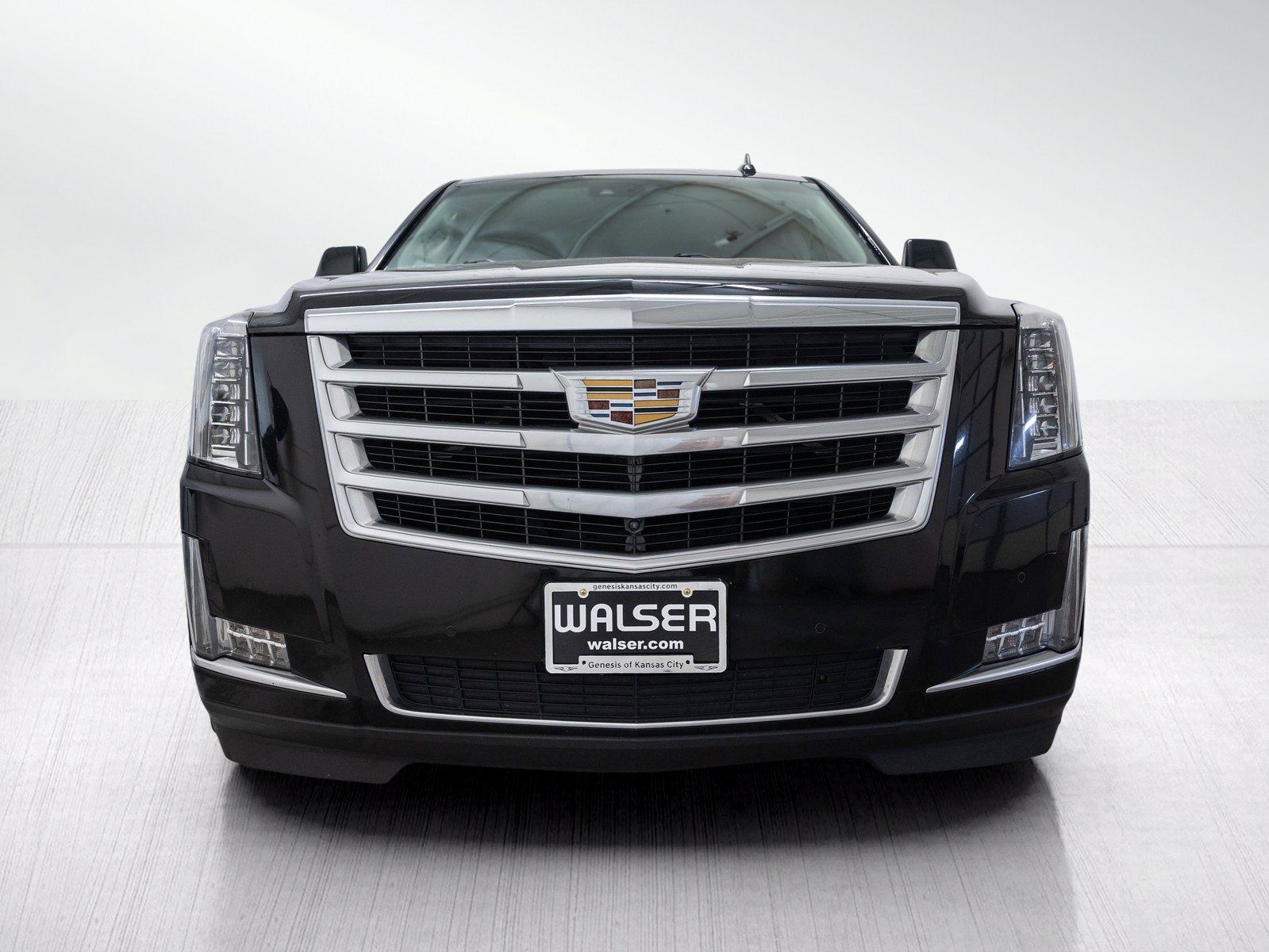 Used 2016 Cadillac Escalade Luxury AWD/4WD image 2