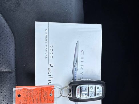 Used 2020 Chrysler Pacifica Touring-L FWD image 18