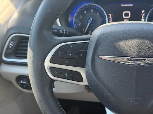 Used 2023 Chrysler Pacifica Touring-L image 16