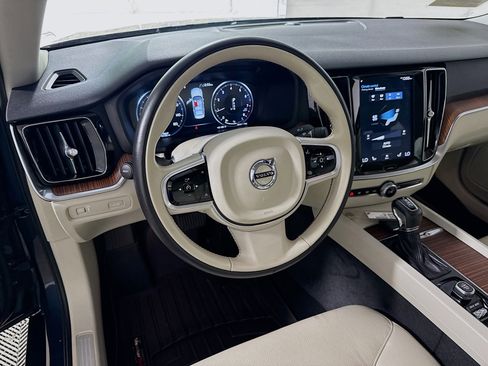 Used 2020 Volvo S60 T6 Momentum AWD/4WD image 24