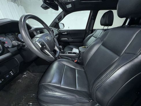 Used 2022 Toyota Tacoma TRD Off-Road image 3