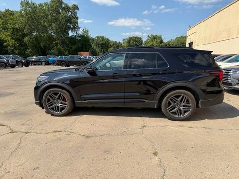 Used 2025 Ford Explorer ST AWD/4WD image 10