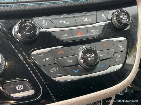 Used 2021 Chrysler Pacifica Touring-L image 15