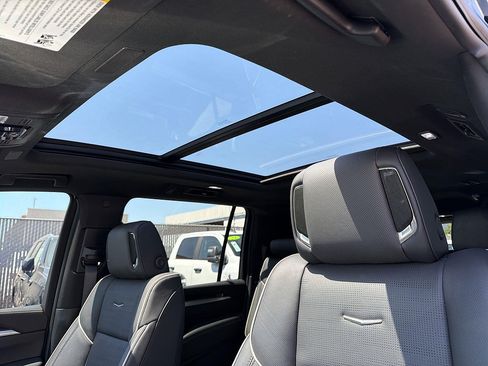 Used 2026 Cadillac Escalade ESV Luxury RWD image 18
