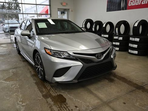 Used 2020 Toyota Camry SE image 3
