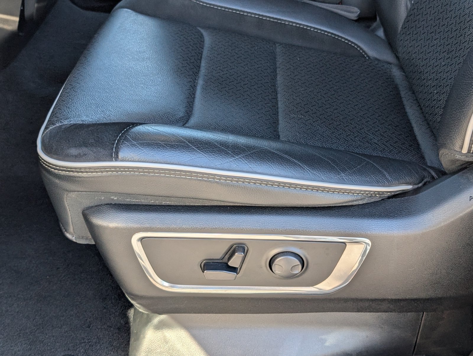 Used 2025 RAM 1500 Laramie AWD/4WD image 14