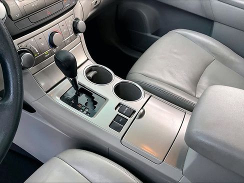 Used 2012 Toyota Highlander w/ Tow Pkg image 16
