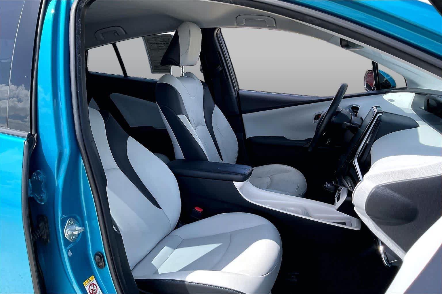 Used 2017 Toyota Prius Prime Advanced w/ Preferred Accessory Package FWD image 9