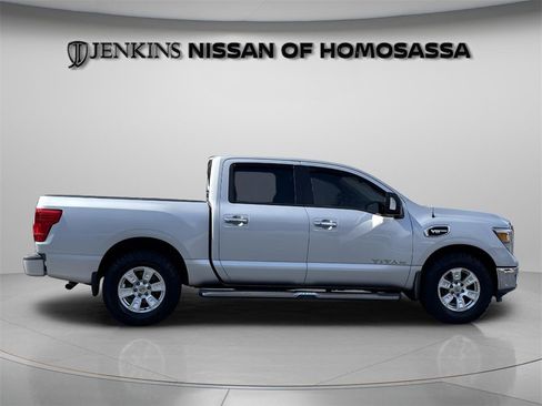 Certified 2017 Nissan Titan SV image 9