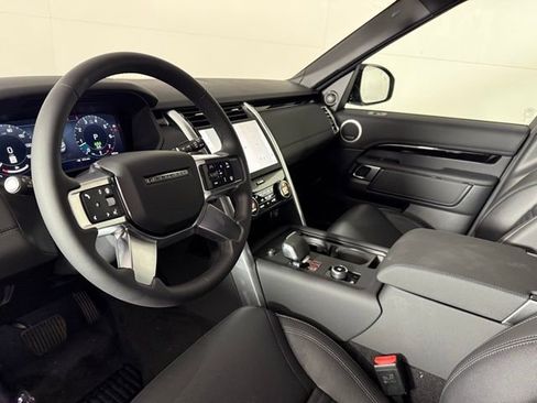 Certified 2025 Land Rover Discovery S image 37