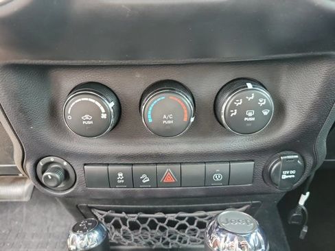 Used 2016 Jeep Wrangler Unlimited Sahara w/ Connectivity Group AWD/4WD image 18