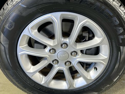 Used 2022 Jeep Grand Cherokee Laredo X RWD image 30