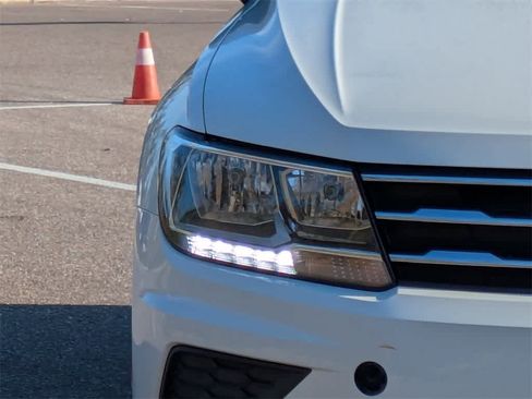 Used 2021 Volkswagen Tiguan SE w/ Panoramic Sunroof Package image 9