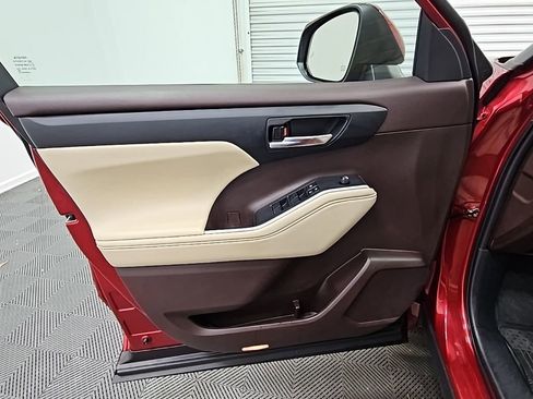 Used 2022 Toyota Highlander XLE image 31