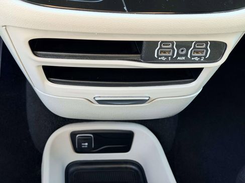 Used 2024 Chrysler Pacifica Touring-L image 7