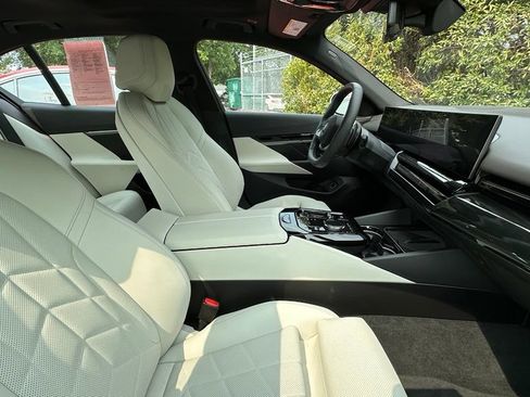 Used 2024 BMW 530i xDrive w/ Premium Package AWD/4WD image 6