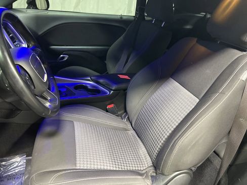 Used 2022 Dodge Challenger SXT image 11