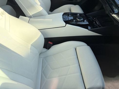 Used 2025 BMW i5 eDrive40i w/ M Sport Package RWD image 4