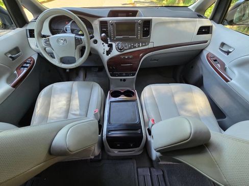 Used 2012 Toyota Sienna XLE w/ Premium Pkg FWD image 30