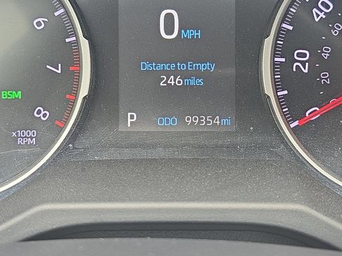 Used 2021 Toyota RAV4 XLE w/ Convenience Package FWD image 2