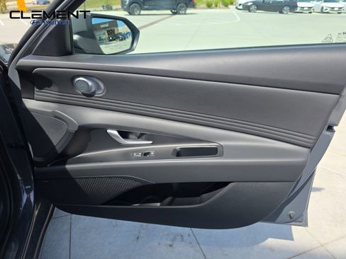 New 2025 Hyundai Elantra Limited image 31