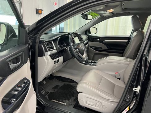 Used 2016 Toyota Highlander XLE AWD/4WD image 7