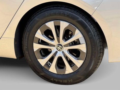 Used 2022 Toyota Prius Prime XLE image 12