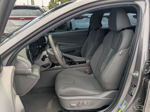 Used 2022 Hyundai Elantra SEL w/ Convenience + Premium Package FWD image 11