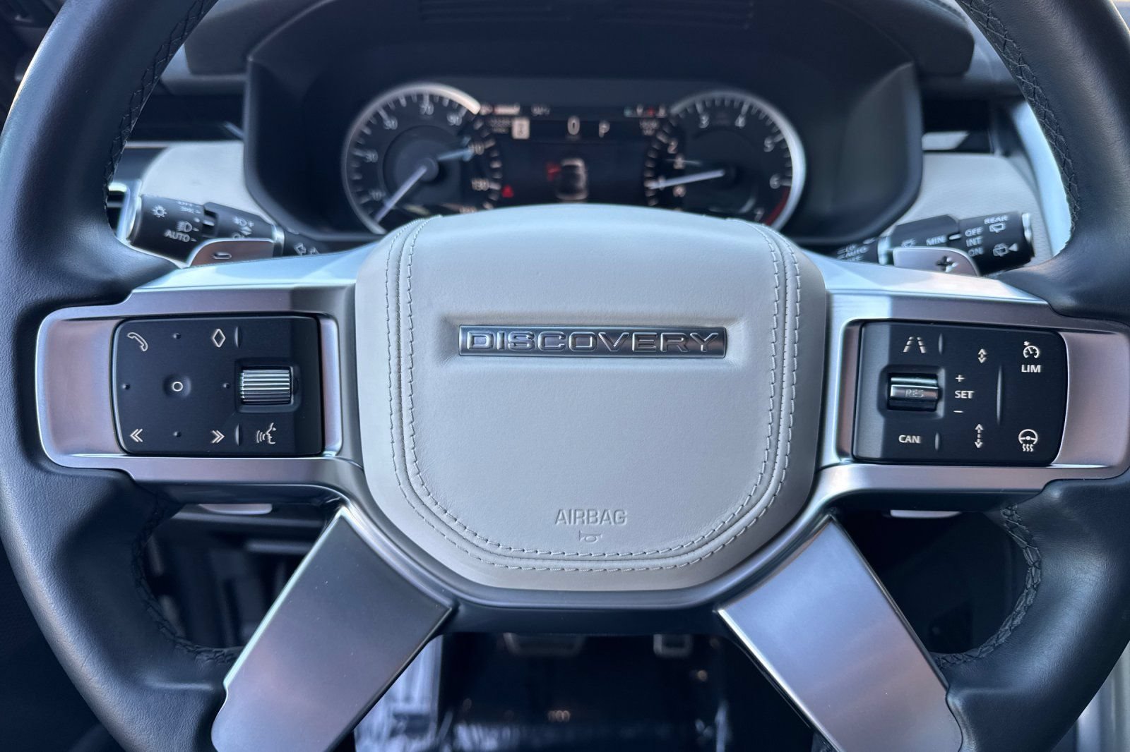 Used 2023 Land Rover Discovery Metropolitan Edition AWD/4WD image 26