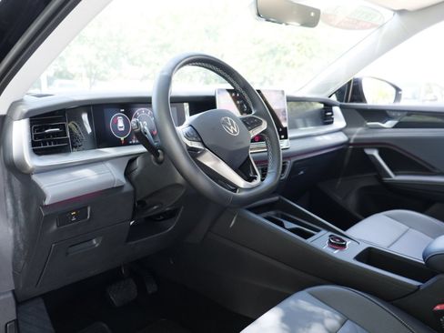 Certified 2025 Volkswagen Tiguan SE FWD image 8