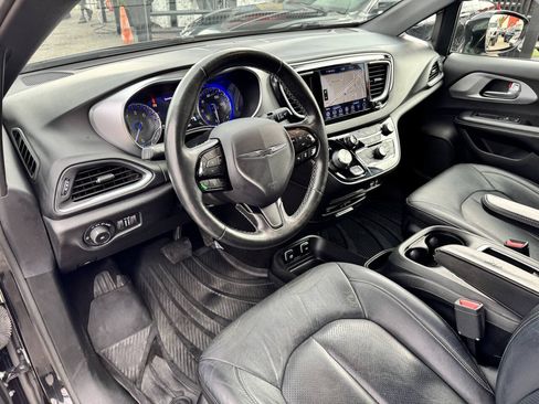 Used 2019 Chrysler Pacifica Touring-L Plus w/ Advanced Safetytec Group FWD image 11