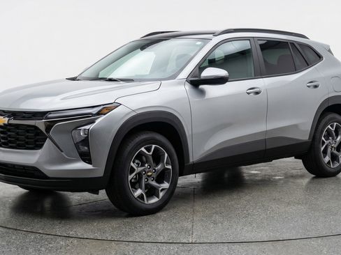 Used 2025 Chevrolet Trax LT image 3
