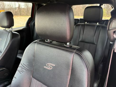 Used 2015 Chrysler Town & Country S image 15