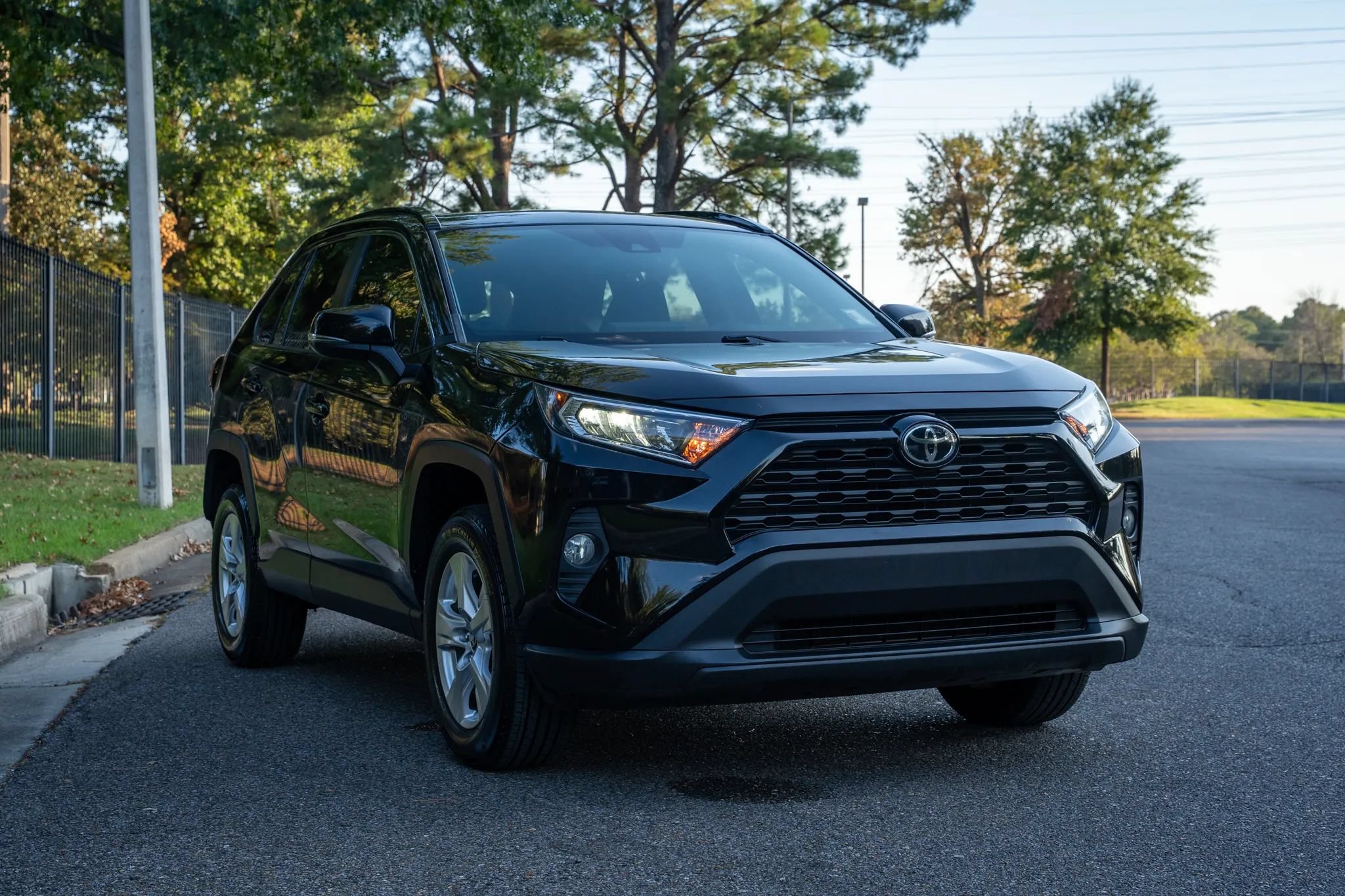 Used 2021 Toyota RAV4 XLE w/ Convenience Package FWD image 3