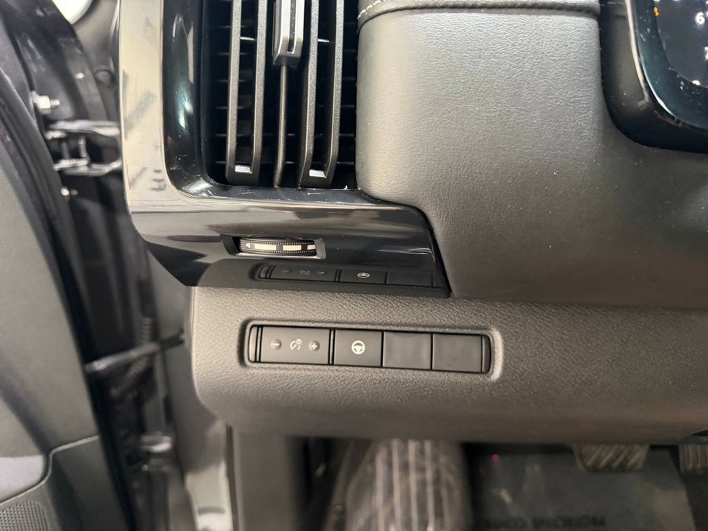 Used 2024 Nissan Pathfinder SV FWD image 17